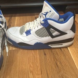 Jordan flights blue and white
